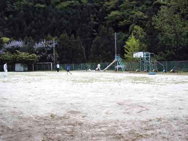 元加茂小学校のグランドで遊ぶ
