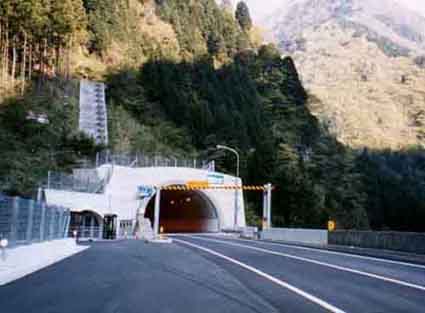 新寒風山トンネル（愛媛県側）