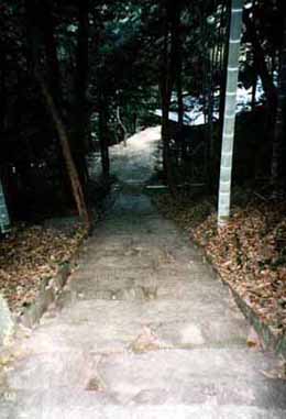 八幡神社へ下る石段