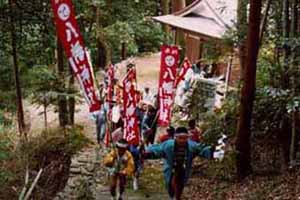 八幡神社を出発する神輿の一行