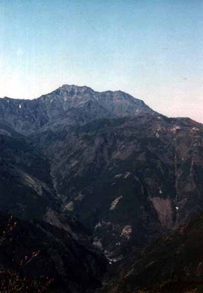 西日本最高峰の石鎚山（加茂地区菖蒲峠から写す。）